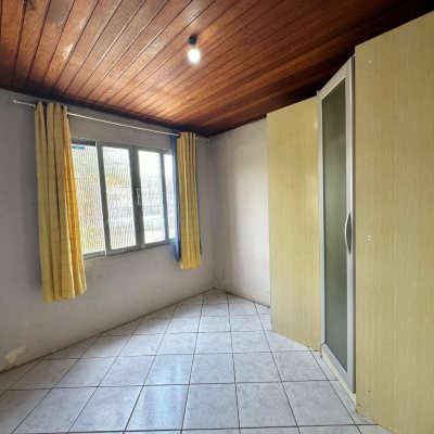 Casa Residencial com 42m², 3 quartos, 2 suítes, 4 garagens, no bairro Forquilhinhas em São José