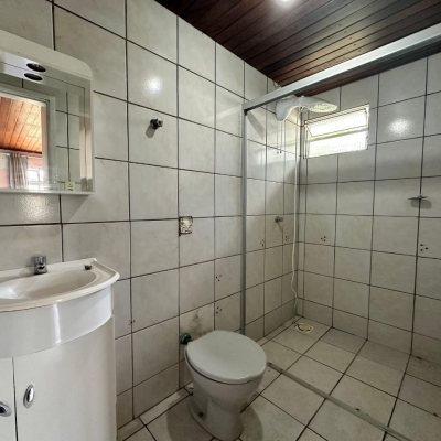 Casa Residencial com 42m², 3 quartos, 2 suítes, 4 garagens, no bairro Forquilhinhas em São José