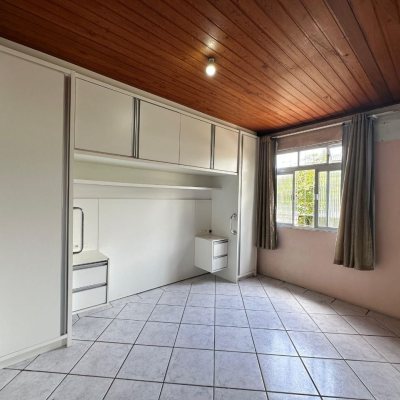 Casa Residencial com 42m², 3 quartos, 2 suítes, 4 garagens, no bairro Forquilhinhas em São José