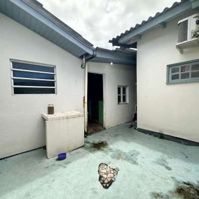 Casa Residencial com 42m², 3 quartos, 2 suítes, 4 garagens, no bairro Forquilhinhas em São José