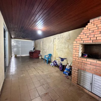 Casa Residencial com 42m², 3 quartos, 2 suítes, 4 garagens, no bairro Forquilhinhas em São José