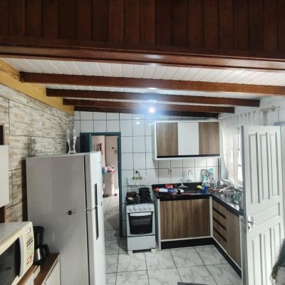Casa Residencial com 42m², 3 quartos, 2 suítes, 4 garagens, no bairro Forquilhinhas em São José