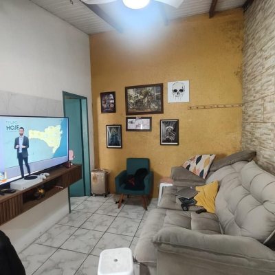 Casa Residencial com 42m², 3 quartos, 2 suítes, 4 garagens, no bairro Forquilhinhas em São José