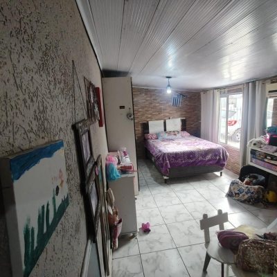 Casa Residencial com 42m², 3 quartos, 2 suítes, 4 garagens, no bairro Forquilhinhas em São José