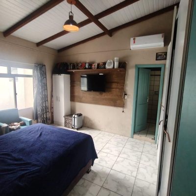 Casa Residencial com 42m², 3 quartos, 2 suítes, 4 garagens, no bairro Forquilhinhas em São José