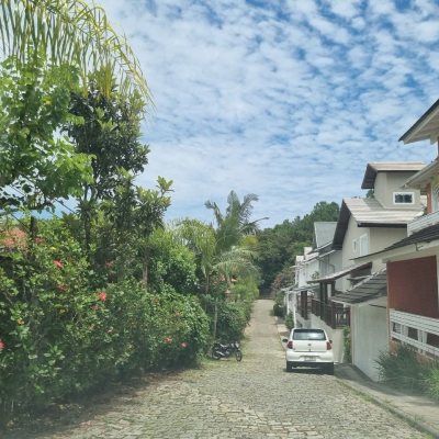 Casa em Condomínio com 400m², 6 quartos, 6 suítes, 2 garagens, no bairro Praia Mole em Florianópolis