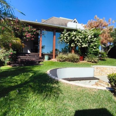 Casa em Condomínio com 392m², 4 quartos (sendo 4 suítes), 5 garagens, no bairro Cacupé em Florianópolis