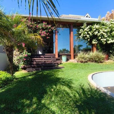Casa em Condomínio com 392m², 4 quartos (sendo 4 suítes), 5 garagens, no bairro Cacupé em Florianópolis