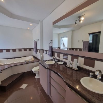 Casa em Condomínio com 392m², 4 quartos, 4 suítes, 5 garagens, no bairro Cacupé em Florianópolis