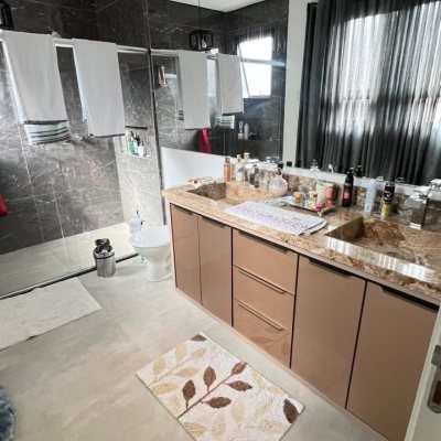 Casa em Condomínio com 384m², 3 quartos, 3 suítes, 4 garagens, no bairro Rio Vermelho em Florianópolis