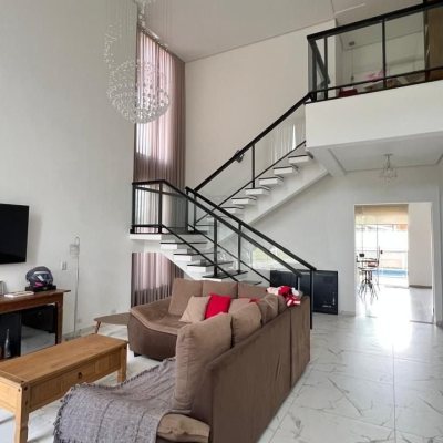 Casa em Condomínio com 384m², 3 quartos, 3 suítes, 4 garagens, no bairro Rio Vermelho em Florianópolis