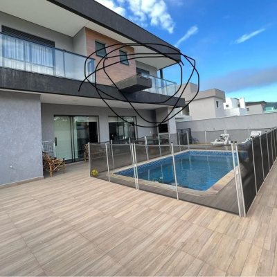 Casa em Condomínio com 384m², 3 quartos, 3 suítes, 4 garagens, no bairro Rio Vermelho em Florianópolis