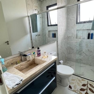 Casa em Condomínio com 384m², 3 quartos, 3 suítes, 4 garagens, no bairro Rio Vermelho em Florianópolis