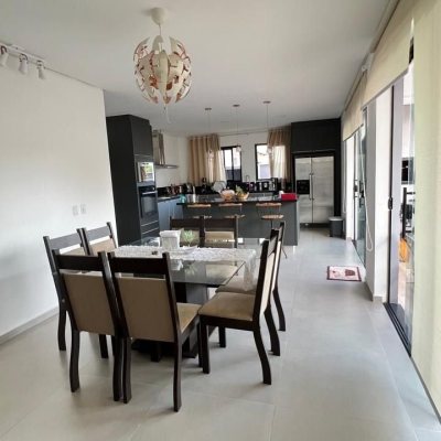 Casa em Condomínio com 384m², 3 quartos, 3 suítes, 4 garagens, no bairro Rio Vermelho em Florianópolis