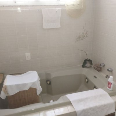 Casa Residencial com 420m², 5 quartos, 3 suítes, 2 garagens, no bairro Barreiros em São José