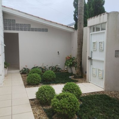 Casa Residencial com 420m², 5 quartos, 3 suítes, 2 garagens, no bairro Barreiros em São José