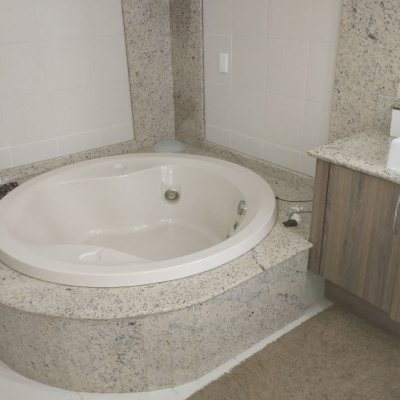 Casa Residencial com 420m², 5 quartos, 3 suítes, 2 garagens, no bairro Barreiros em São José