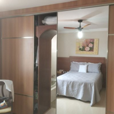 Casa Residencial com 420m², 5 quartos, 3 suítes, 2 garagens, no bairro Barreiros em São José