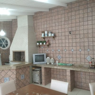 Casa Residencial com 420m², 5 quartos, 3 suítes, 2 garagens, no bairro Barreiros em São José