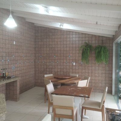 Casa Residencial com 420m², 5 quartos, 3 suítes, 2 garagens, no bairro Barreiros em São José