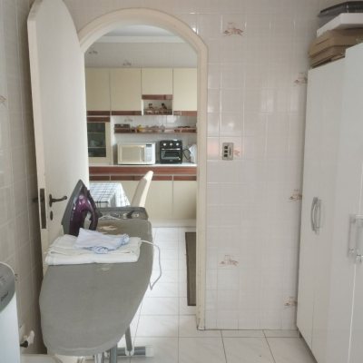 Casa Residencial com 420m², 5 quartos, 3 suítes, 2 garagens, no bairro Barreiros em São José