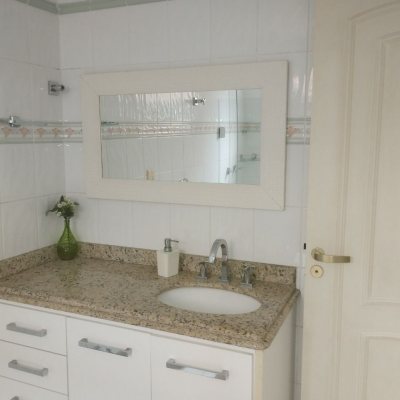 Casa Residencial com 420m², 5 quartos, 3 suítes, 2 garagens, no bairro Barreiros em São José