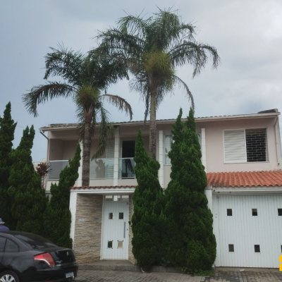 Casa Residencial com 420m², 5 quartos, 3 suítes, 2 garagens, no bairro Barreiros em São José