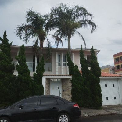 Casa Residencial com 420m², 5 quartos, 3 suítes, 2 garagens, no bairro Barreiros em São José