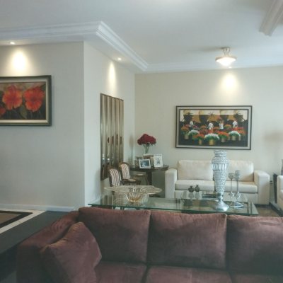 Casa Residencial com 420m², 5 quartos, 3 suítes, 2 garagens, no bairro Barreiros em São José