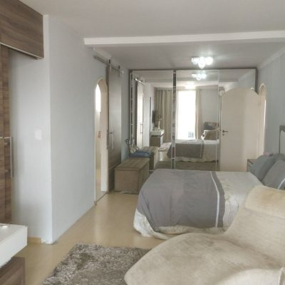 Casa Residencial com 420m², 5 quartos, 3 suítes, 2 garagens, no bairro Barreiros em São José