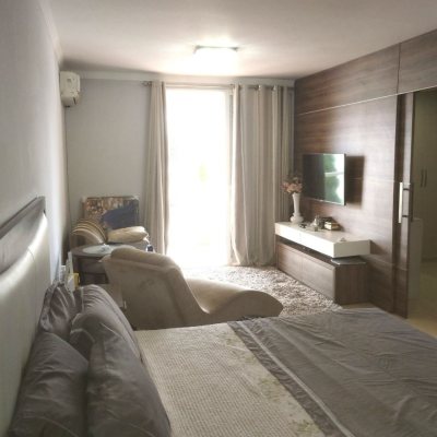 Casa Residencial com 420m², 5 quartos, 3 suítes, 2 garagens, no bairro Barreiros em São José