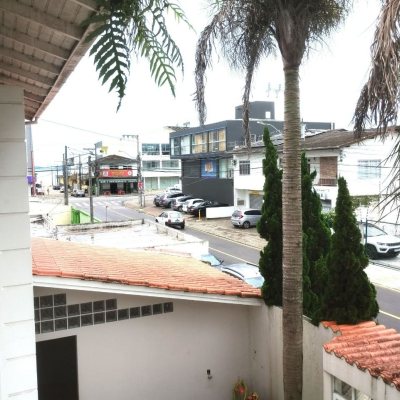 Casa Residencial com 420m², 5 quartos, 3 suítes, 2 garagens, no bairro Barreiros em São José