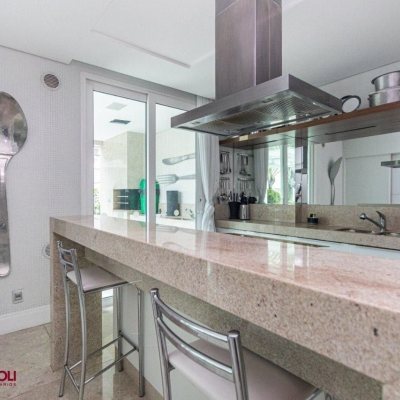 Apartamentos com 112m², 2 quartos, 2 suítes, 2 garagens, no bairro Centro em Florianópolis