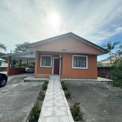 Casa Residencial com 150m², 6 quartos, 6 garagens, no bairro Rio Tavares em Florianópolis