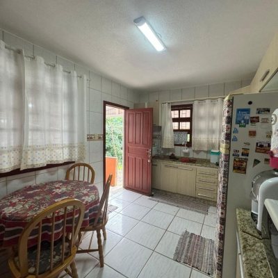 Casa Residencial com 150m², 6 quartos, 6 garagens, no bairro Rio Tavares em Florianópolis