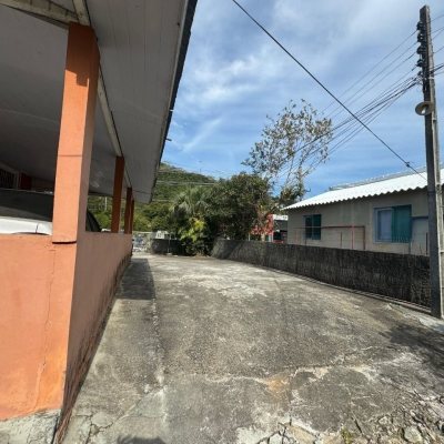 Casa Residencial com 150m², 6 quartos, 6 garagens, no bairro Rio Tavares em Florianópolis