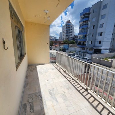 Casa Residencial com 330m², 5 quartos, 3 garagens, no bairro Balneário em Florianópolis