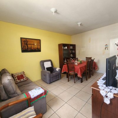 Casa Residencial com 330m², 5 quartos, 3 garagens, no bairro Balneário em Florianópolis