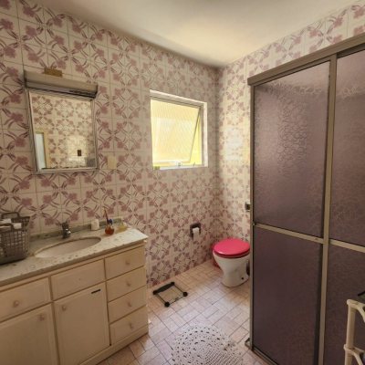 Casa Residencial com 330m², 5 quartos, 3 garagens, no bairro Balneário em Florianópolis