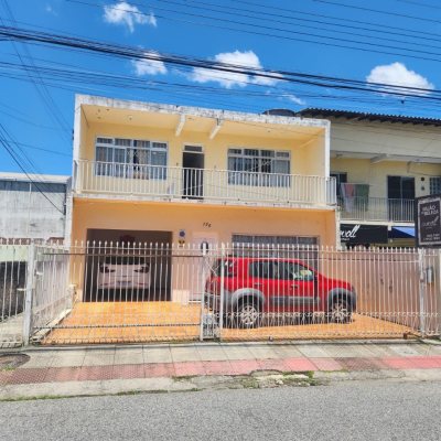 Casa Residencial com 330m², 5 quartos, 3 garagens, no bairro Balneário em Florianópolis