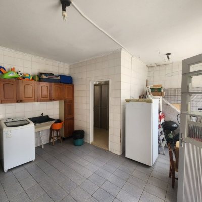 Casa Residencial com 330m², 5 quartos, 3 garagens, no bairro Balneário em Florianópolis