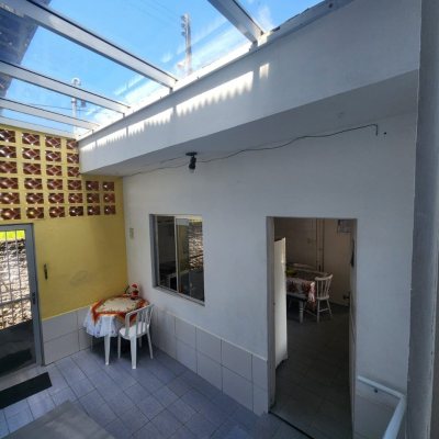 Casa Residencial com 330m², 5 quartos, 3 garagens, no bairro Balneário em Florianópolis