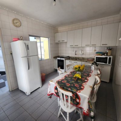 Casa Residencial com 330m², 5 quartos, 3 garagens, no bairro Balneário em Florianópolis