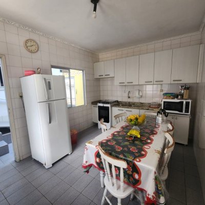 Casa Residencial com 330m², 5 quartos, 3 garagens, no bairro Balneário em Florianópolis