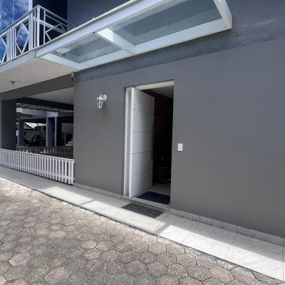 Casa Residencial com 152m², 2 quartos, 1 suíte, 2 garagens, no bairro Cachoeira Do Bom Jesus em Florianópolis