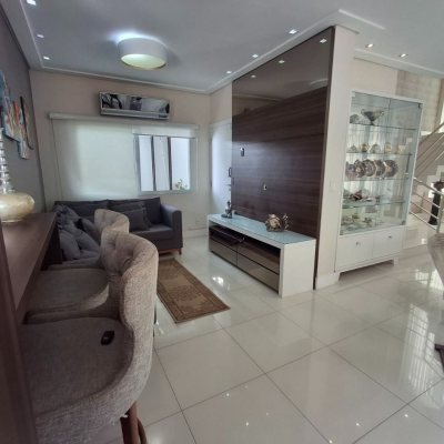 Casa Residencial com 235m², 3 quartos, 1 suíte, 2 garagens, no bairro Pedra Branca em Palhoça