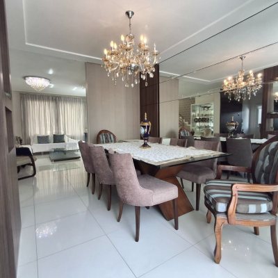 Casa Residencial com 235m², 3 quartos, 1 suíte, 2 garagens, no bairro Pedra Branca em Palhoça