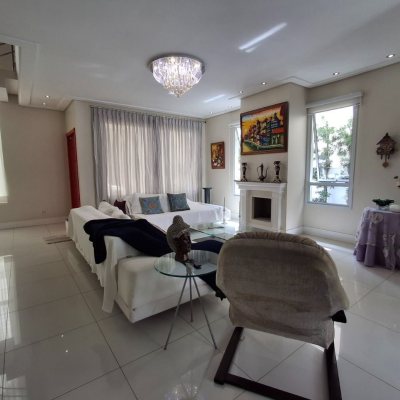 Casa Residencial com 235m², 3 quartos, 1 suíte, 2 garagens, no bairro Pedra Branca em Palhoça