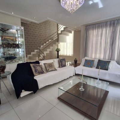 Casa Residencial com 235m², 3 quartos, 1 suíte, 2 garagens, no bairro Pedra Branca em Palhoça