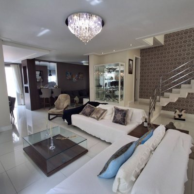 Casa Residencial com 235m², 3 quartos, 1 suíte, 2 garagens, no bairro Pedra Branca em Palhoça